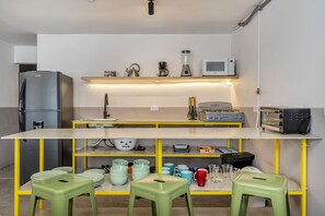 Kühlschrank, Mikrowelle, Wasserkocher mit Kaffee-/Teezubehör