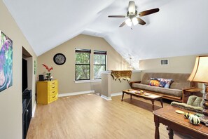 TV - Happy Hideaway I Hot tub, stargazing! (Wimberley)