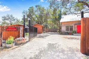 Property grounds - Happy Hideaway I Hot tub, stargazing! (Wimberley)