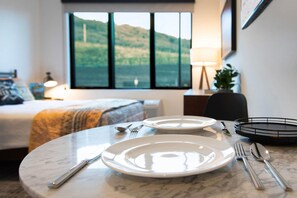 Bureau, fer et planche à repasser, Wi-Fi gratuit, draps fournis