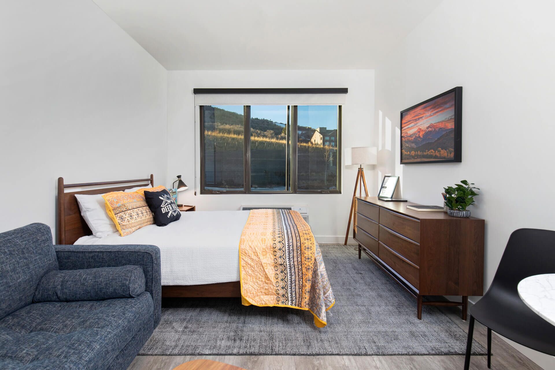 Skrivebord, strykejern/-brett, wi-fi (inkludert) og sengetøy