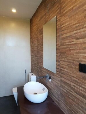 Quarto casal standard | Banheiro | Chuveiro, toalhas de banho, sabonete, shampoo