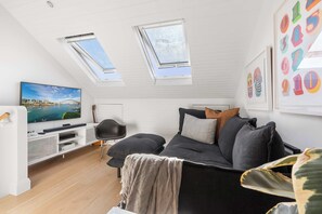 Een televisie en een kantoor