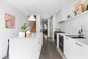 Een koelkast, een magnetron, een oven, een kookplaat