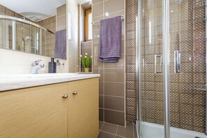 Shower, hair dryer, towels, soap - Villa Lefkomyrto is a comfortable 3-person villa with private pool (Lefkogia)