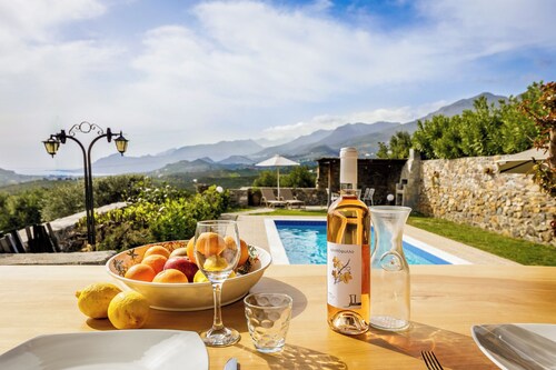 Villa Lefkomyrto ist eine komfortable Villa für 3 Personen mit privatem Pool