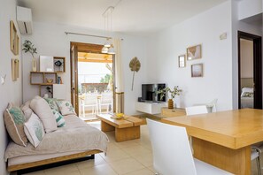 TV, books - Villa Lefkomyrto is a comfortable 3-person villa with private pool (Lefkogia)