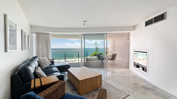 Smart TV - Sirocco 702 superbe contemporay apartment on the 7th Floor, with ocean views (Mooloolaba)