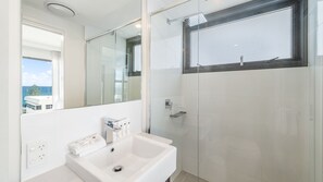Shower, towels - First Light Mooloolaba, 9th floor apartment with water views (Mooloolaba)