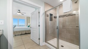 シャワー、ジェットバス、ヘアドライヤー、タオル