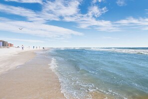 On the beach - 4BR Beachfront, Lazy River w/ Slide, New to Market!! (Orange Beach)