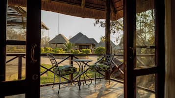 Habitación, 2 habitaciones, patio, vistas al jardín | Zona de estar