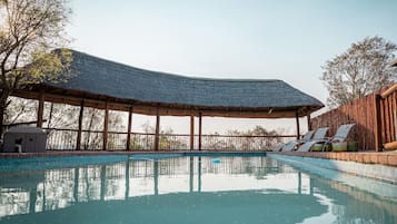 Kamer, 1 slaapkamer, patio, uitzicht op tuin | Zwembad | Een buitenzwembad