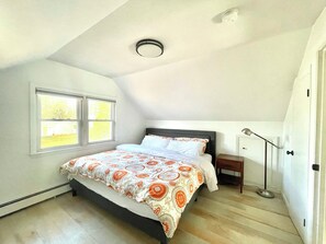4 bedrooms, desk, iron/ironing board, WiFi