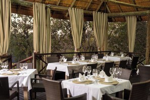 Habitación, 1 habitación, patio, vista al jardín | Restaurantes