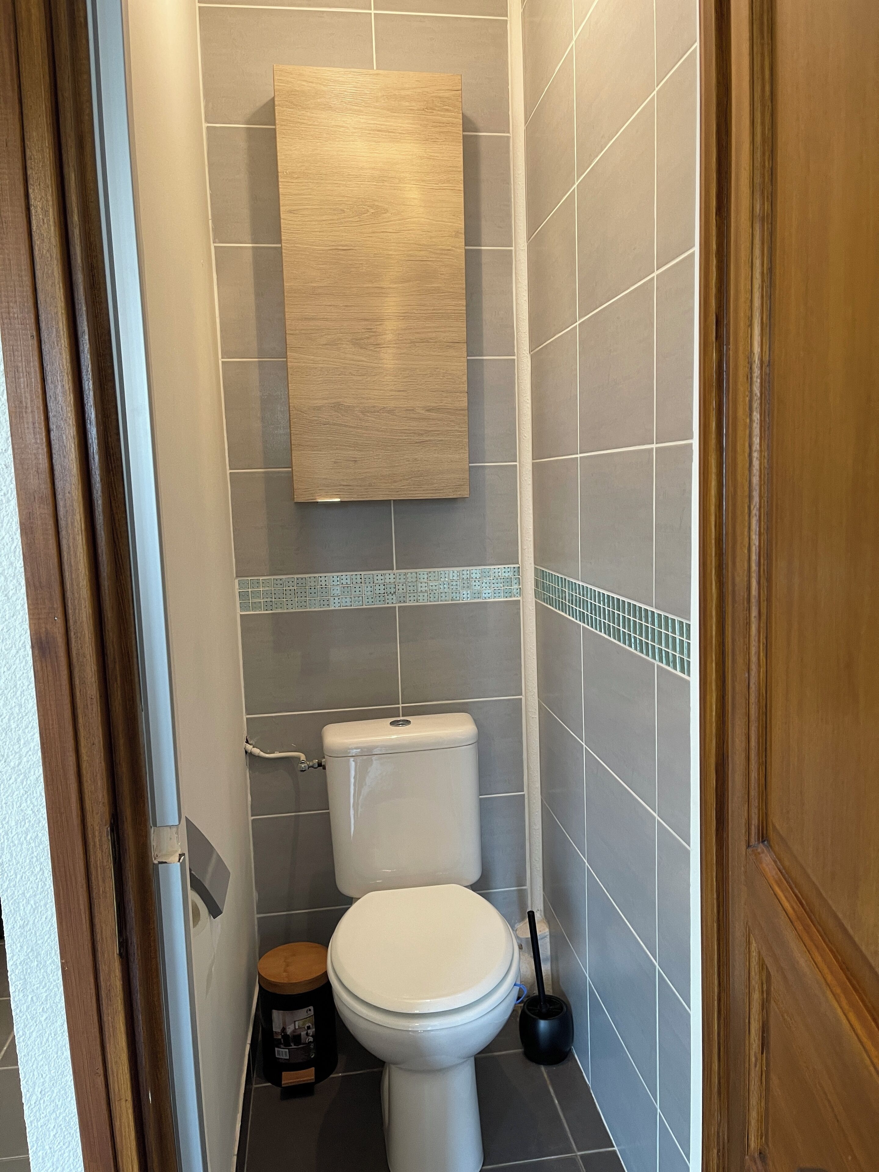 Douche, sèche-cheveux, serviettes fournies, papier toilette