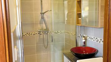 Douche, sĂšche-cheveux, serviettes fournies, papier toilette