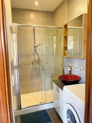 Dusche, Haartrockner, Handtücher, Toilettenpapier