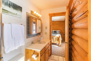 Haartrockner, Handtücher, Seife, Shampoo