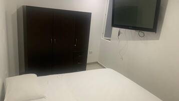 1 habitación, tabla de planchar con plancha, wifi y ropa de cama