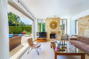 Una Smart TV, una mesa de tenis de mesa