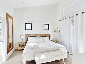 3 habitaciones, tabla de planchar con plancha, wifi y ropa de cama 