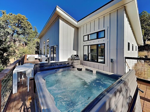 Casa Blanca | Luxe, Stunning View, Hot Tub
