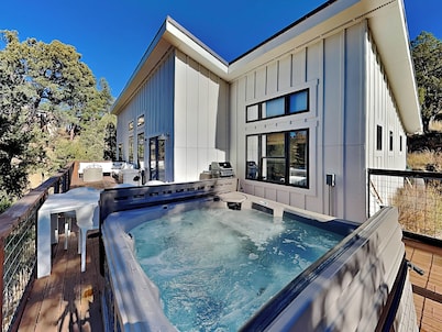 Casa Blanca | Luxe, Stunning View, Hot Tub