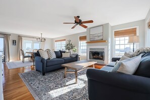 TV - Cape Hedge House: Views, Views, Views! (Rockport)