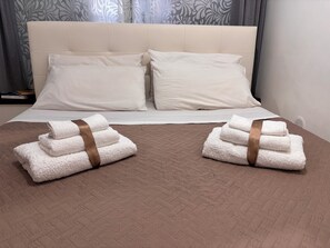 2 bedrooms, in-room safe, desk, iron/ironing board - A un passo dal cuore di Napoli: Rosso Napoli Short Lets (Napoli)