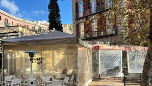 An outdoor café with tables and chairs, a covered seating area, and a building in the background. - A un passo dal cuore di Napoli: Rosso Napoli Short Lets (Napoli)