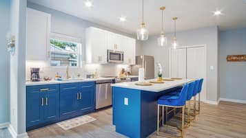 Jääkaappi, mikroaaltouuni, uuni, liesi