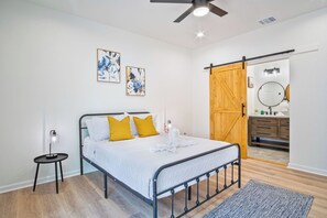 4 bedrooms, iron/ironing board, WiFi, bed sheets