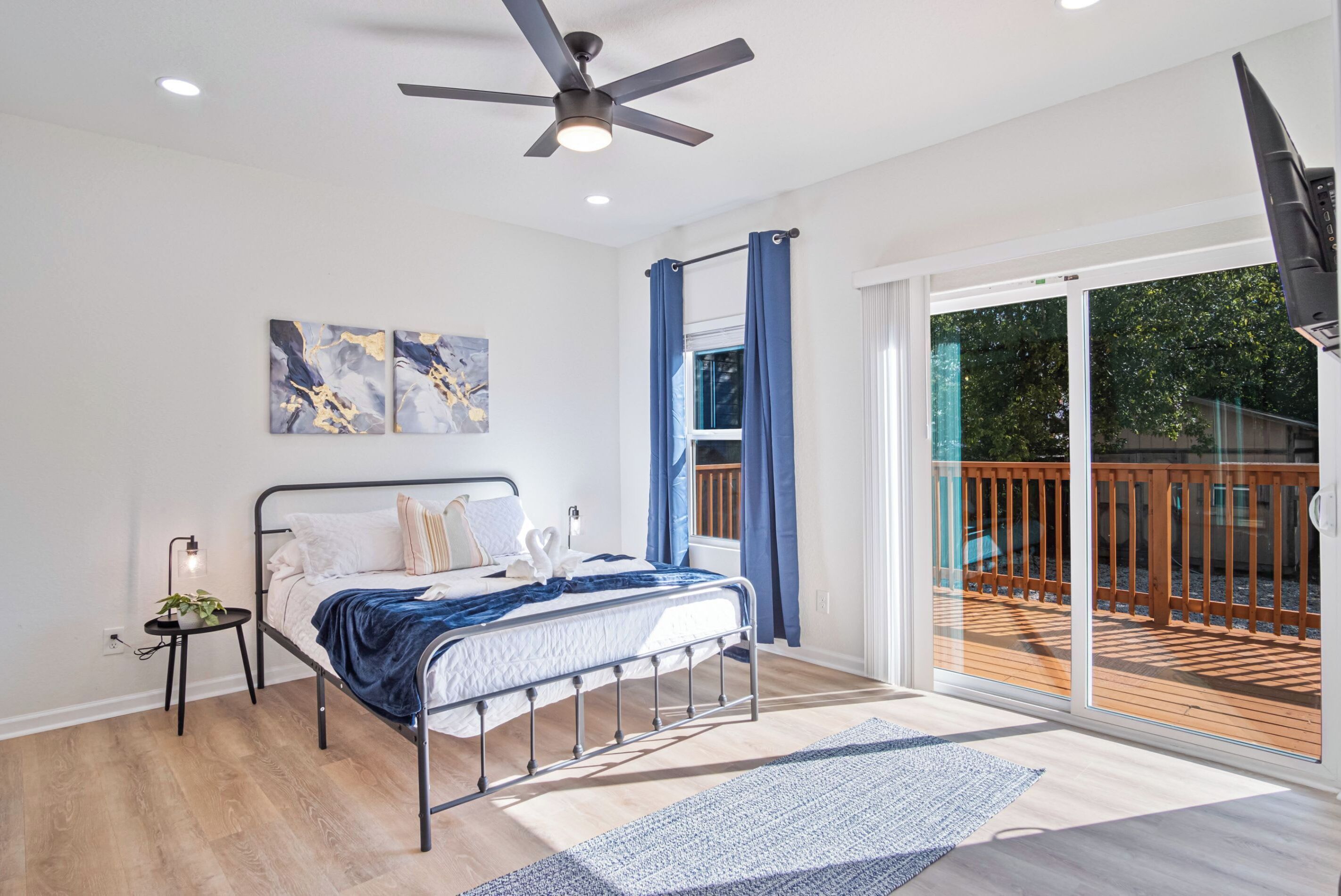 4 bedrooms, iron/ironing board, WiFi, bed sheets