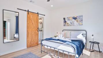 4 bedrooms, iron/ironing board, WiFi, bed sheets