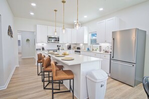 Fridge, microwave, oven, stovetop - Perfect Spot to Relax 4BR/3BA Near DTown Hemisfair (San Antonio)