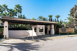 Property grounds - Apt with pool Marbella by Costarentals - Ref M51 (Puerto Banus)