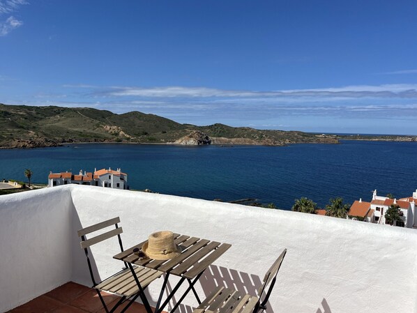 Outdoor dining - Apartment with swimming pool and stunning seaviews (Fornells)