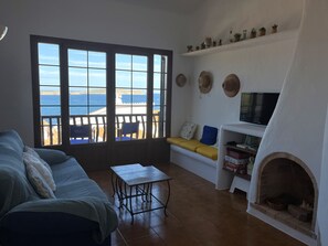 TV - Apartment with swimming pool and stunning seaviews (Fornells)