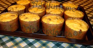 A tray of baked goods in paper cups with a checkered tablecloth underneath. - Room-abundance® Farmhouse (Alberobello)