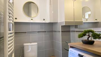 Douche, sĂšche-cheveux, serviettes fournies, papier toilette