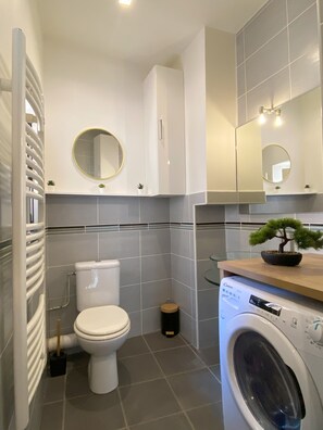 Dusche, Haartrockner, Handtücher, Toilettenpapier