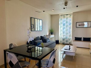 Living area - Superb refurbished furnished T2 in city center (Montluçon)