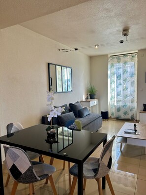Living area - Superb refurbished furnished T2 in city center (Montluçon)