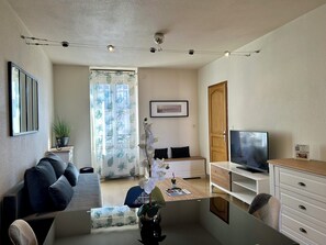 Living area - Superb refurbished furnished T2 in city center (Montluçon)
