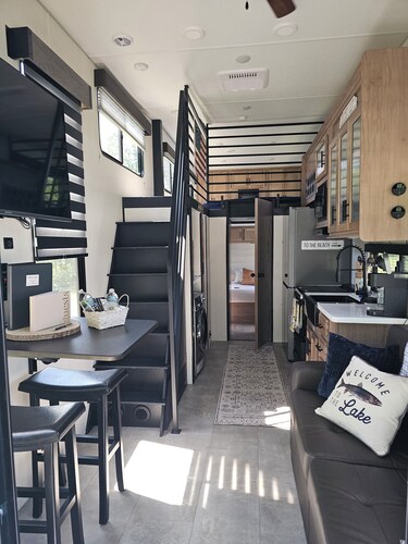 Cozy glamper with scenic pond in Brownstown Indiana