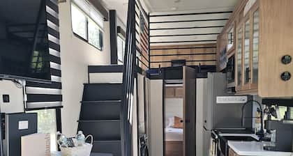 Cozy glamper with scenic pond in Brownstown Indiana