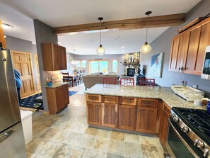 Mikrovågsugn, ugn, spishäll och diskmaskin