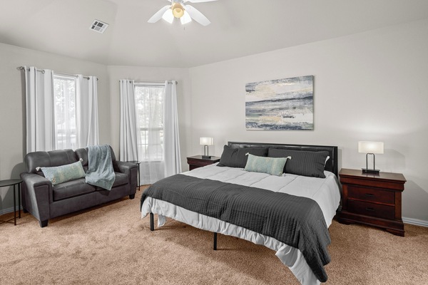 5 slaapkamers, een bureau, een strijkplank/strijkijzer, reisbedje