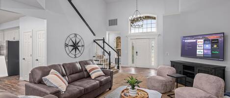 Smart-tv, eldstad och ett bordtennisbord